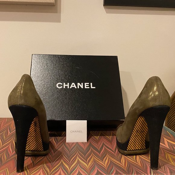 CHANEL Metallic Suede CC Platform Pumps - Picture 4 of 6